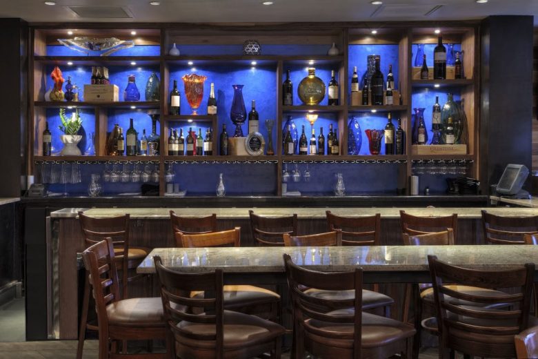 arredo-bar-moderno-bancone-vetrina