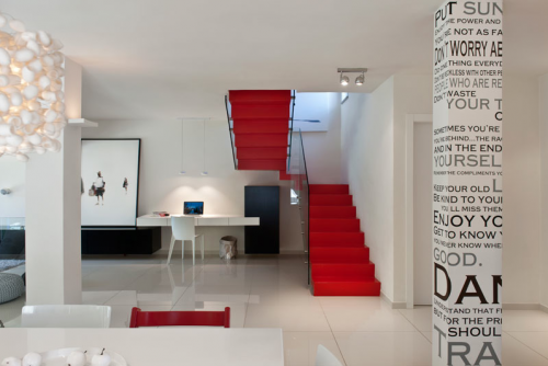 appartamento-bianco-e-rosso