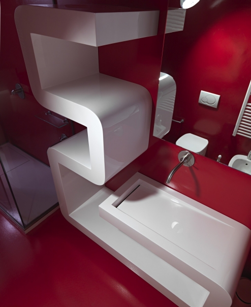 bagno arredo rosso e bianco