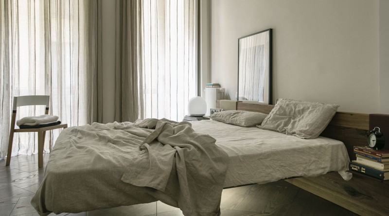 Letto-di-design-sospeso-con-testiera-in-legno-rovere
