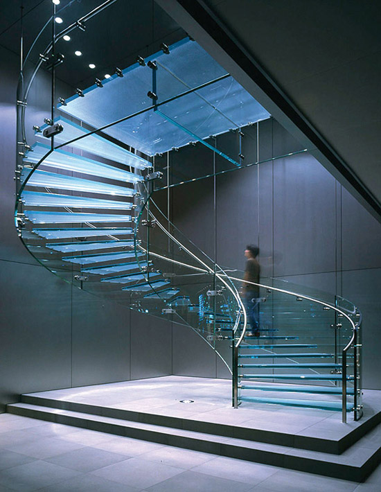 scala in vetro a chiocciola