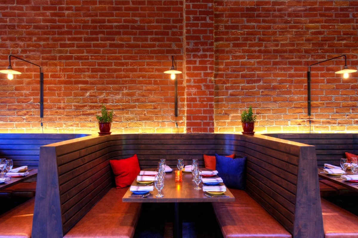 arredo-bar-creativo-divano-muro