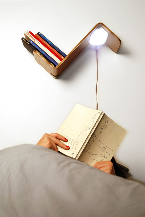 comodino mensola lampada