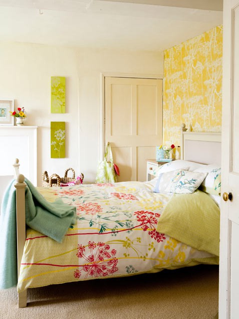 camera da letto gialla e verde