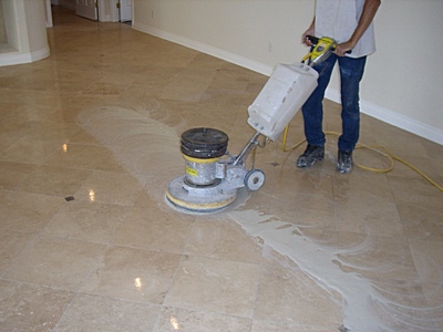 lavare pavimento marmo