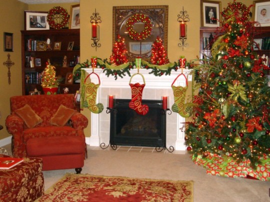 Red-Christmas-decoration-Red-Color-Traditional-Christmas-Decorate-in-Your-room-that-Sweet-and-Warm-540x405