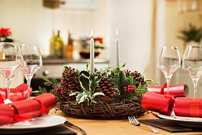 idee nat gap_0127442_christmas_table_decoration_with_lit_candles_7a08e17937cdd3b661535dd4bcde1975