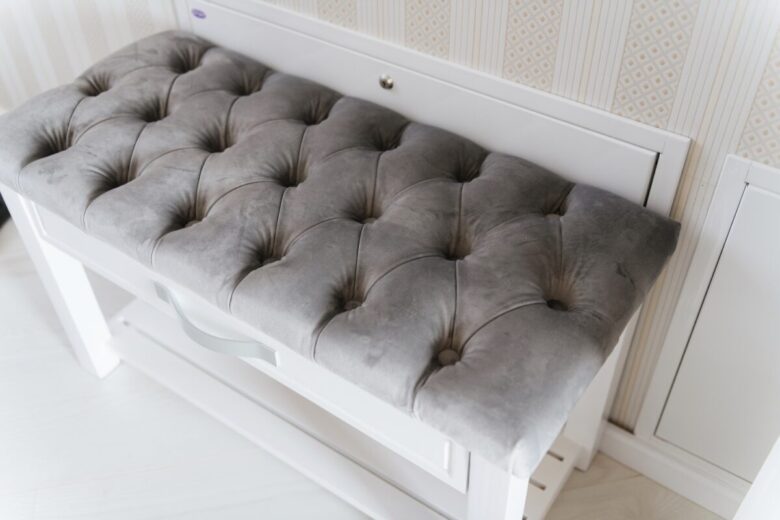 White,Upholstered,Chair,Made,Of,Wood,And,Fabric