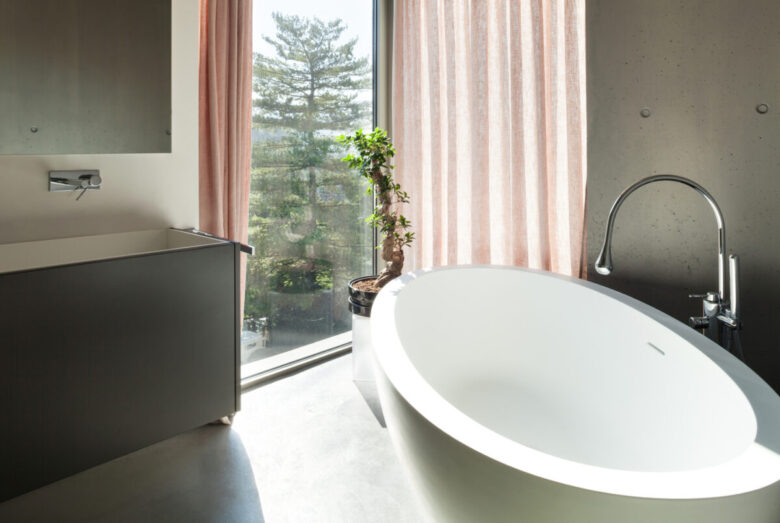 Modern,House,,Detail,Bathroom,,Ceramic,Bathtub