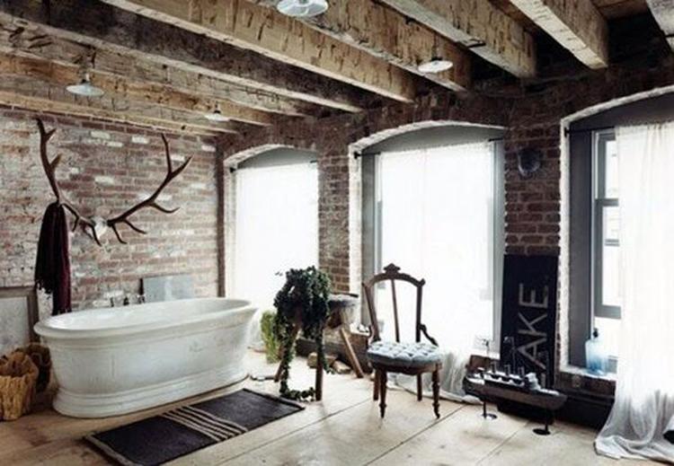bagno-industriale-soffitto-travi