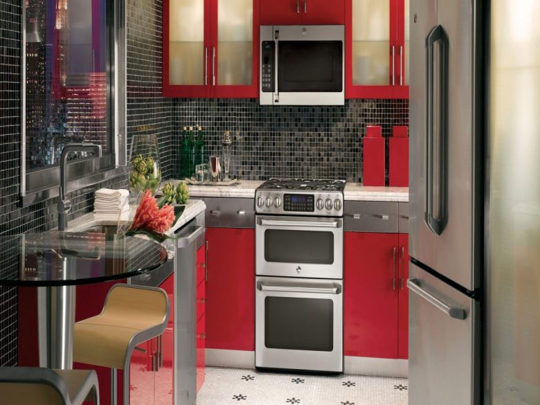 cucina-piccola-rossa-tavolinoo