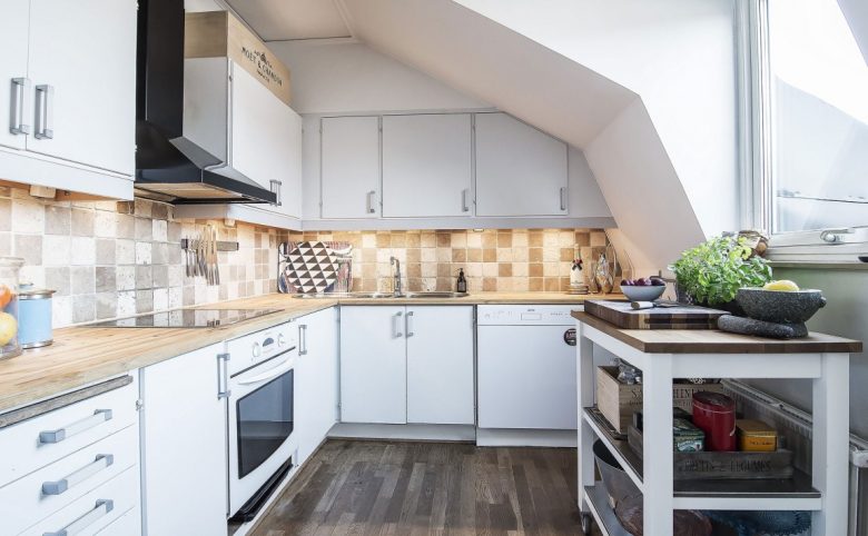 arredamento-mansarda-cucina-finestra
