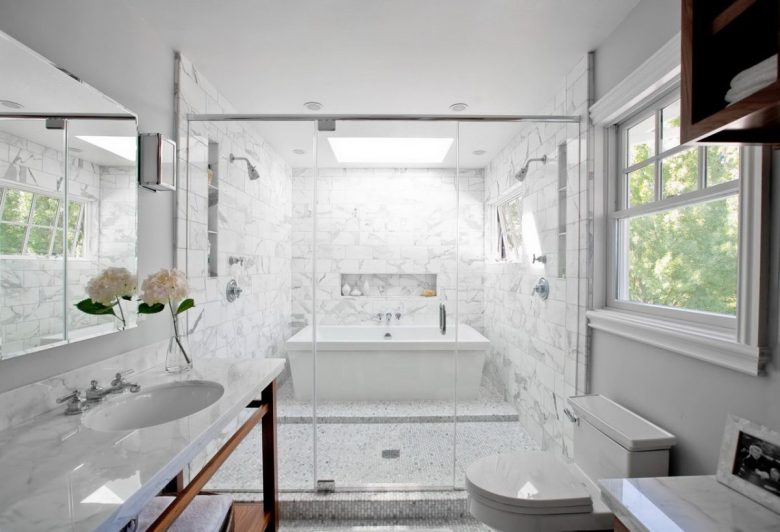 colore-bianco-bagno-fiori