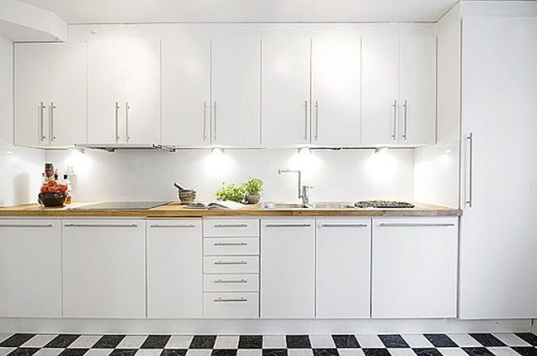 colore-bianco-cucina-pavimento-scacchi