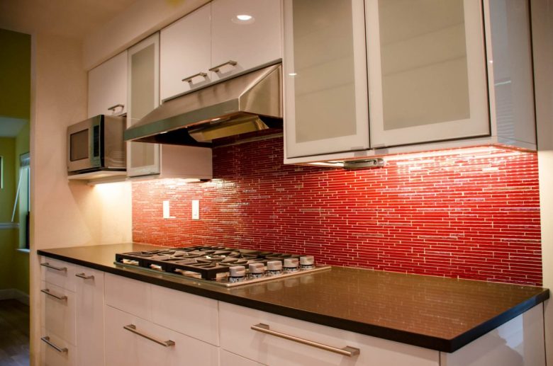 cucina-stretta-lunga-piastrelle