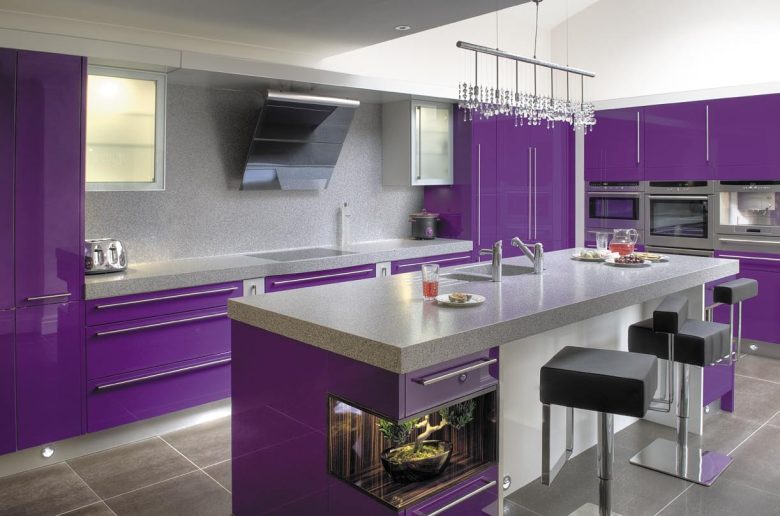 colore-viola-cucina-isola