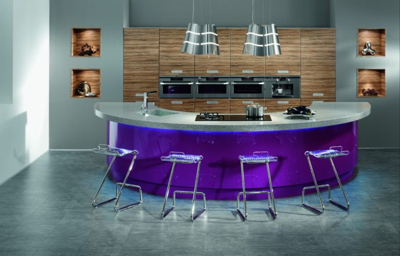 colore-viola-cucina-isola-tonda