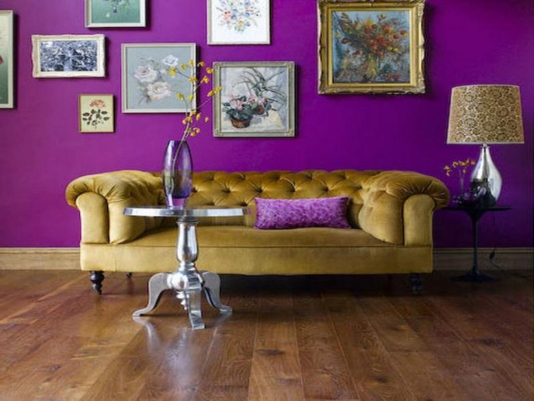 colore-viola-parete-soggiorno
