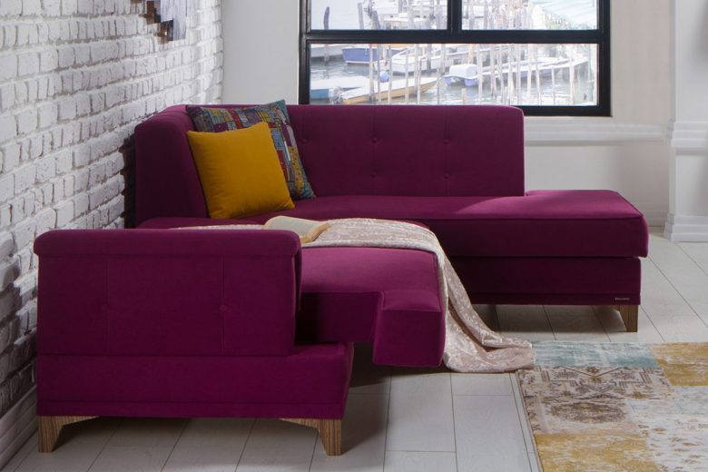 colore-viola-soggiorno-divano