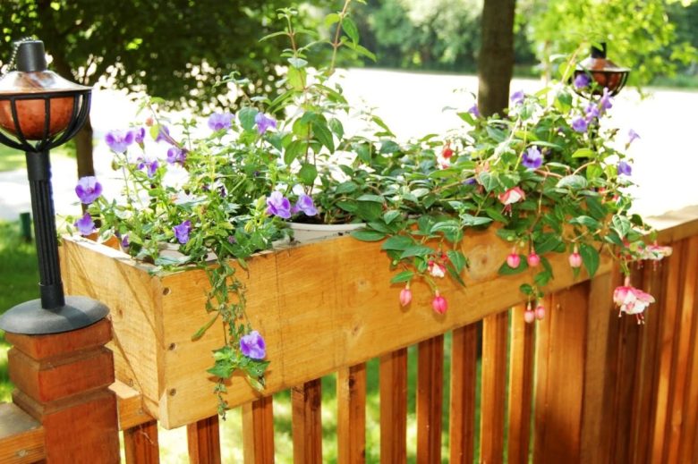 ringhiera-balcone-legno-fiori