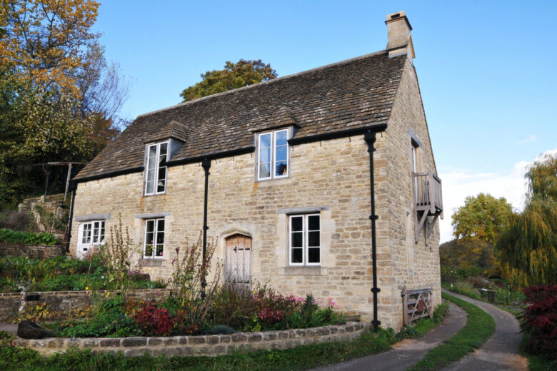 Old,Stone,House,On,A,Country,Road,In,Rural,England