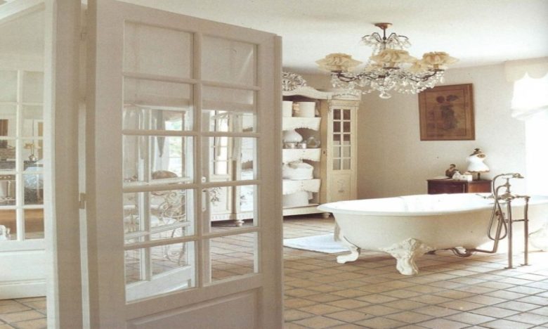 bagno-shabby-chic-vasca-lampadario