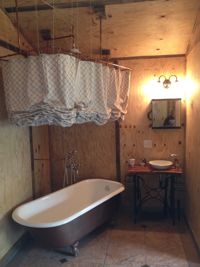 bagno-shabby-chic-vasca-tendaggio