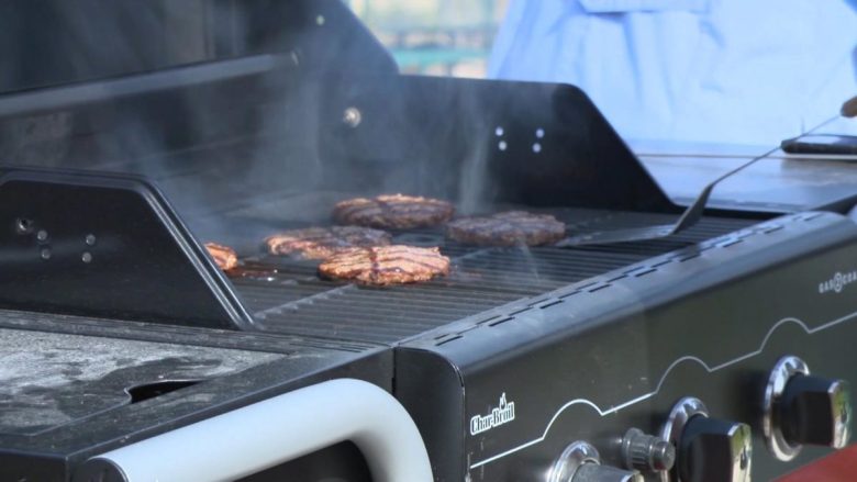 barbecue-giardino-cucinare-fumi