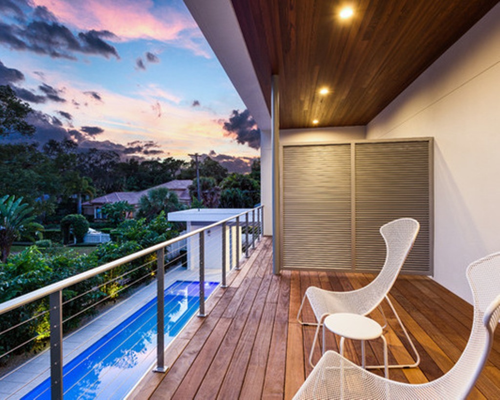balcone-stretto-lungo-pavimento-legno