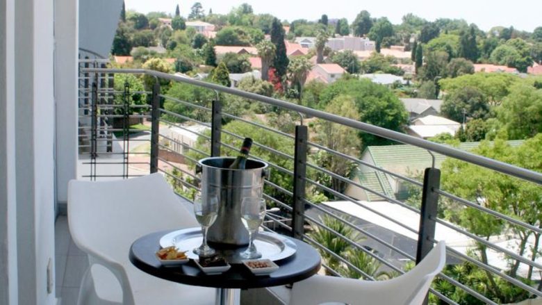 balcone-stretto-lungo-tavolino