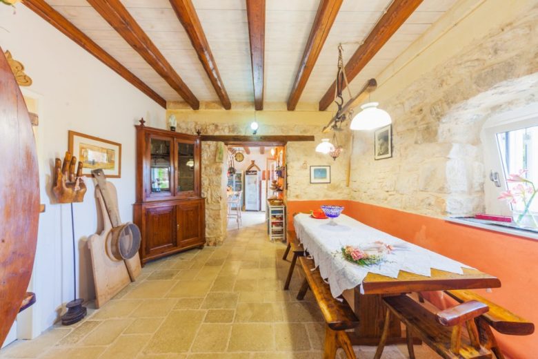 stile-siciliano-cucina-tavolo