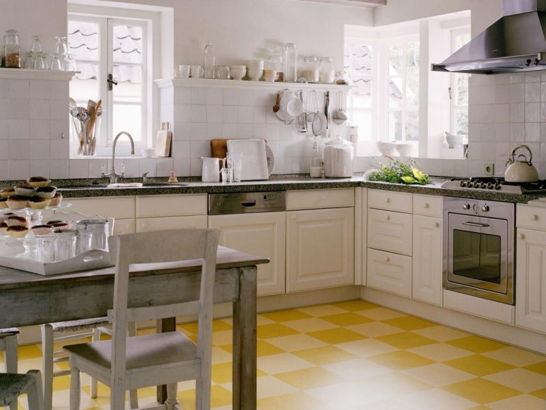 cucina-pavimento-marmo-disegno-giallo