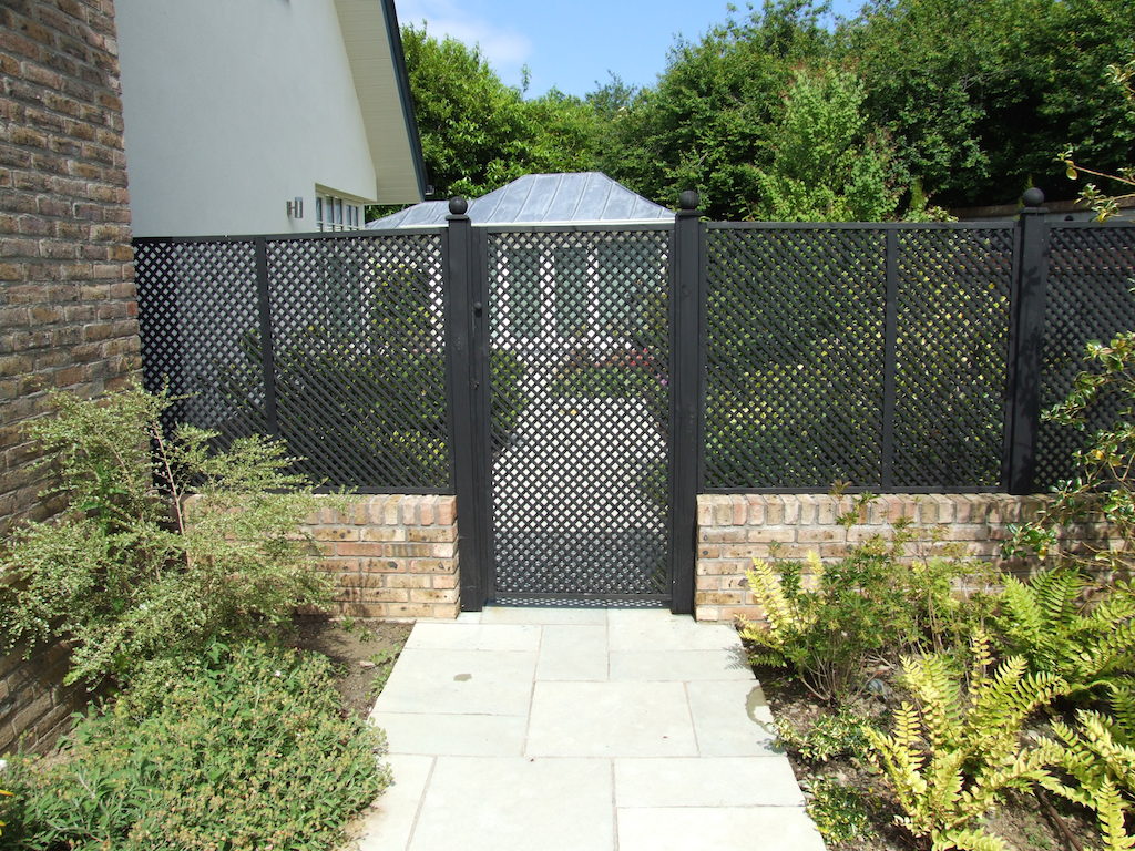 recinzione-giardino-muro-legno-decorazione-nero