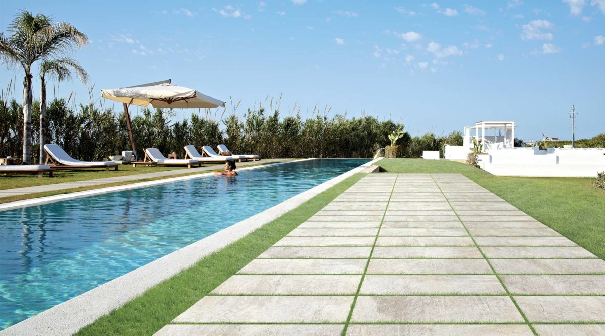 gres-porcellanato-esterno-piscina-camminata
