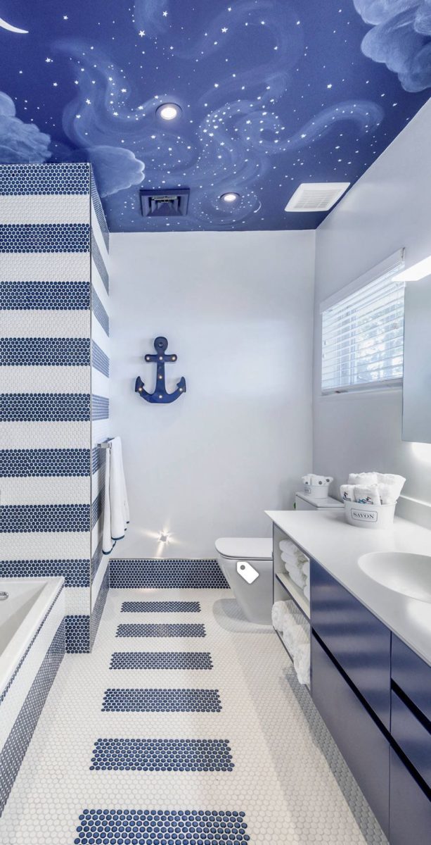 stile-coastal-bagno-decorazioni-soffitto