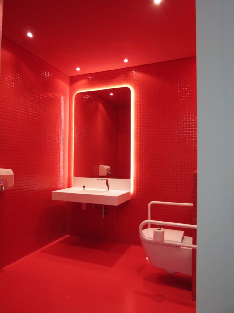 color-rosso-ferrari-bagno