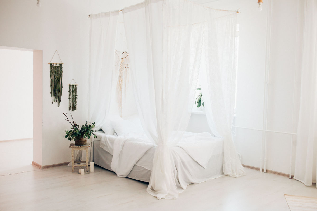 Camera da letto arredata in bianco oro
