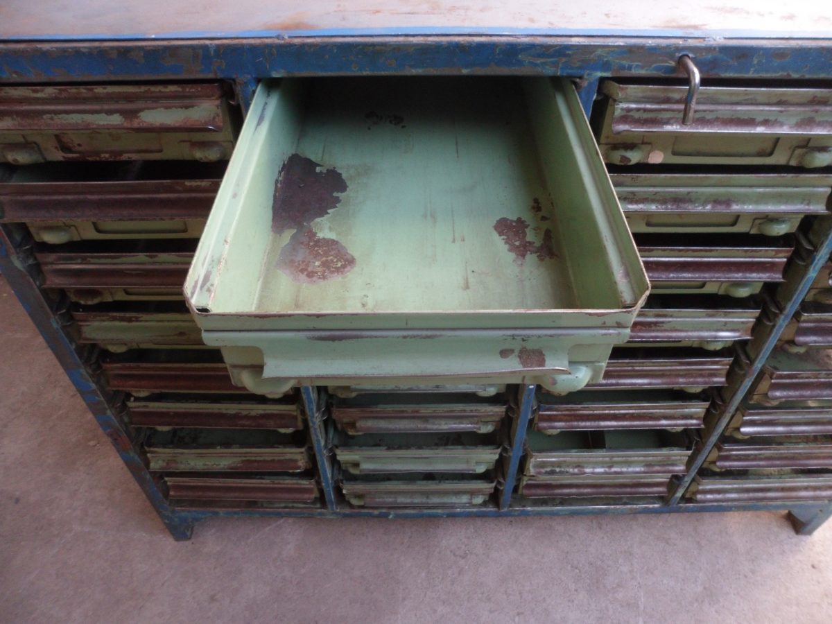 cucina-stile-industriale-cassettiera