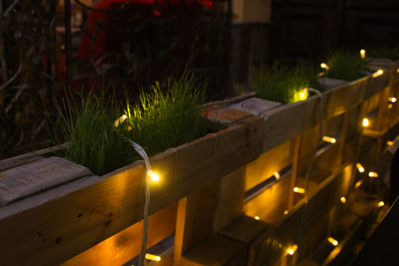 Decor,Fences,Made,Of,Wooden,Pallets,And,Planted,Grass.exterier,Cafe