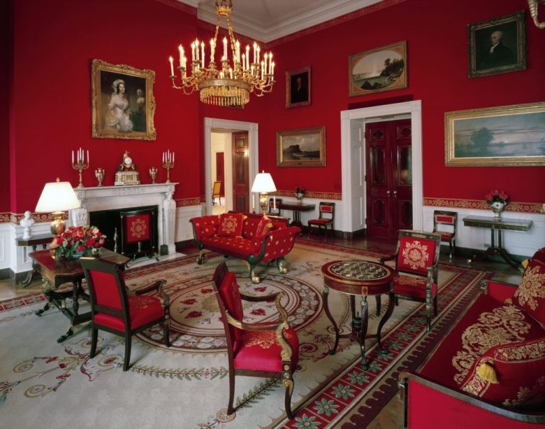 arredare-soggiorno-bianco-rosso-barocco