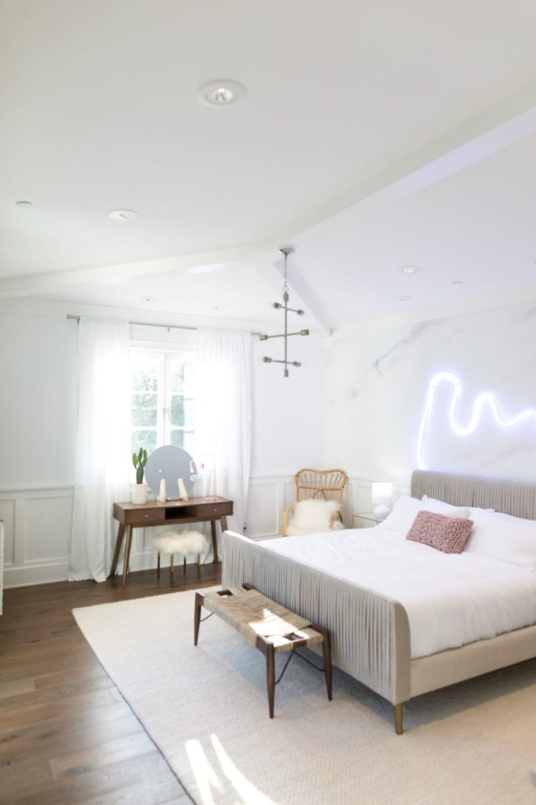arredare-total-white-neon-sign