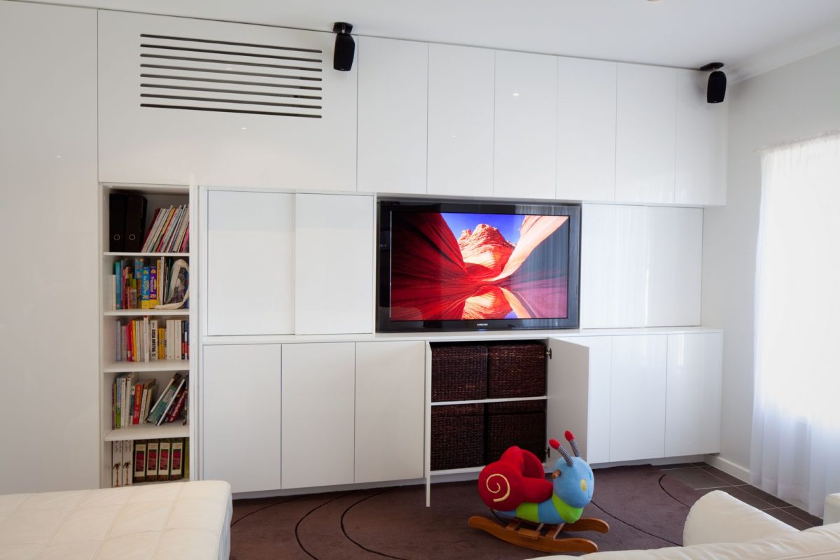 sistemare-tv-in-camera-libreria-2