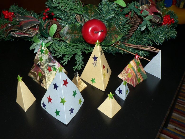decorazioni-natalizie-carta-piramidi