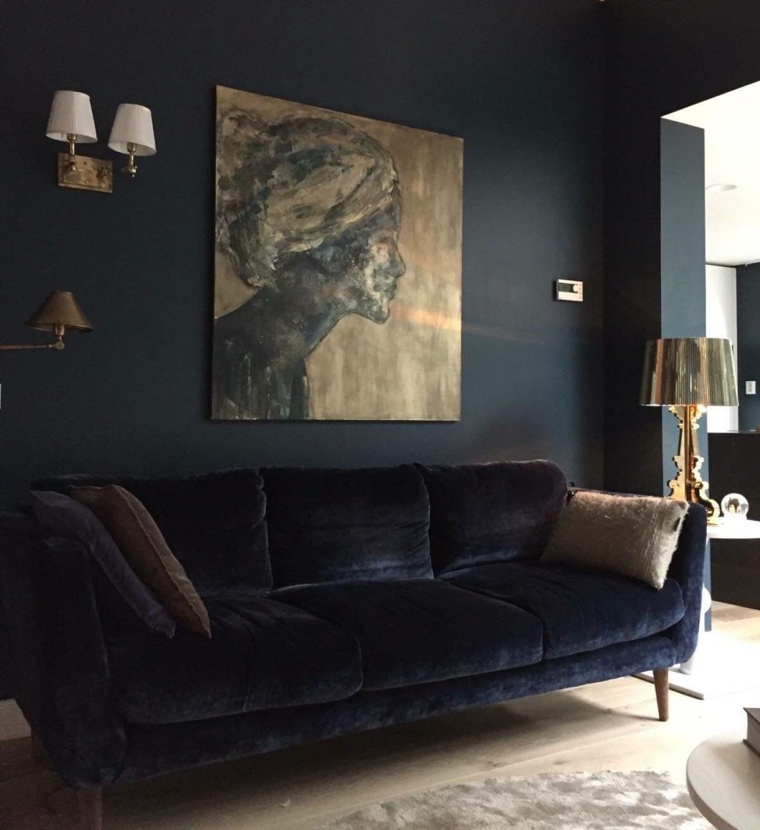 soggiorno-total-black-abbinamento-blu