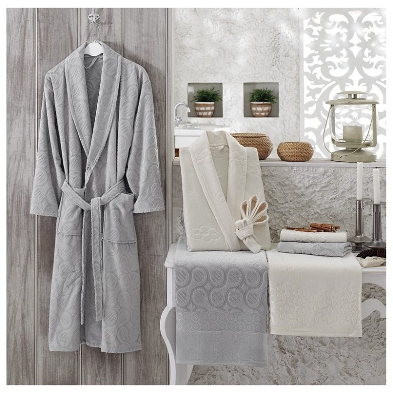 arredare_velluto_bagno_accappatoio