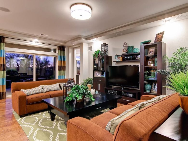 color-terra-siena-soggiorno-divani