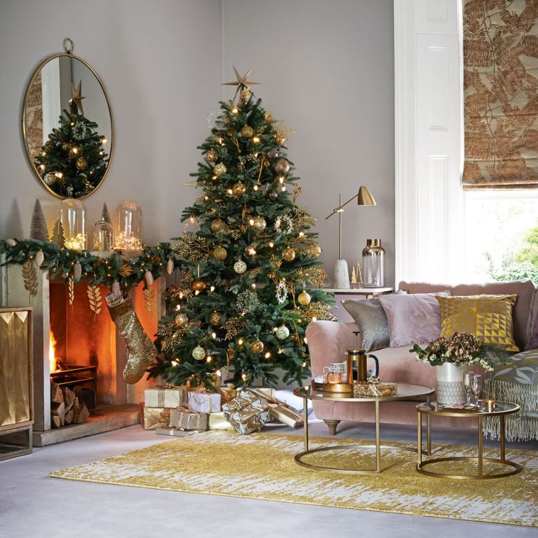 decorazioni-natalizie-divano-dorate