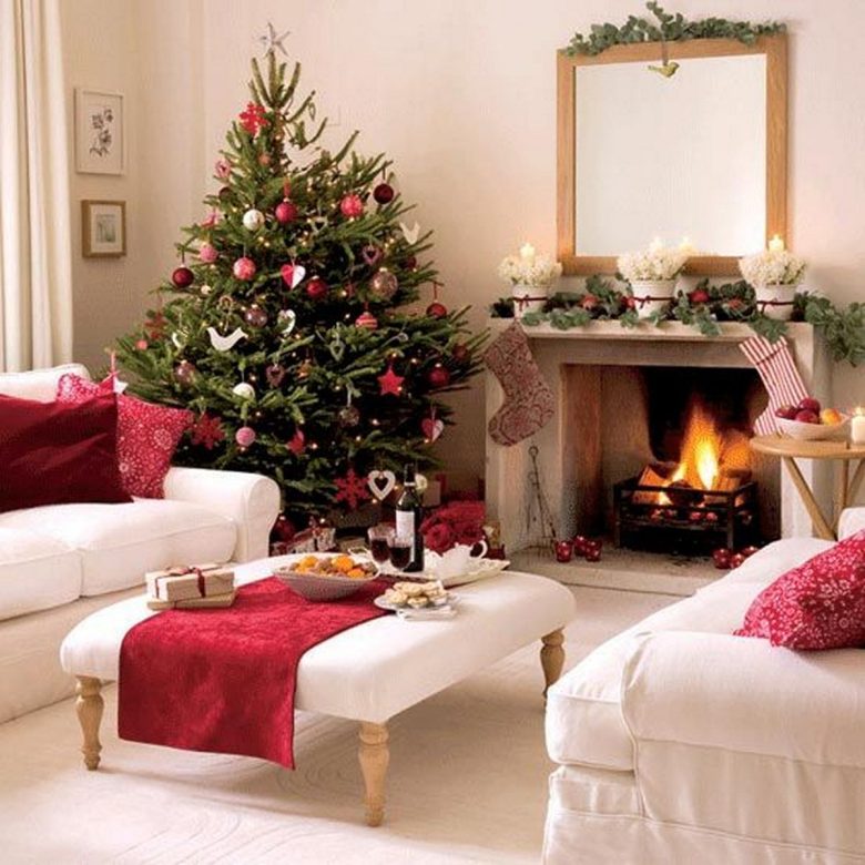 decorazioni-natalizie-divano-tessuto-rosso