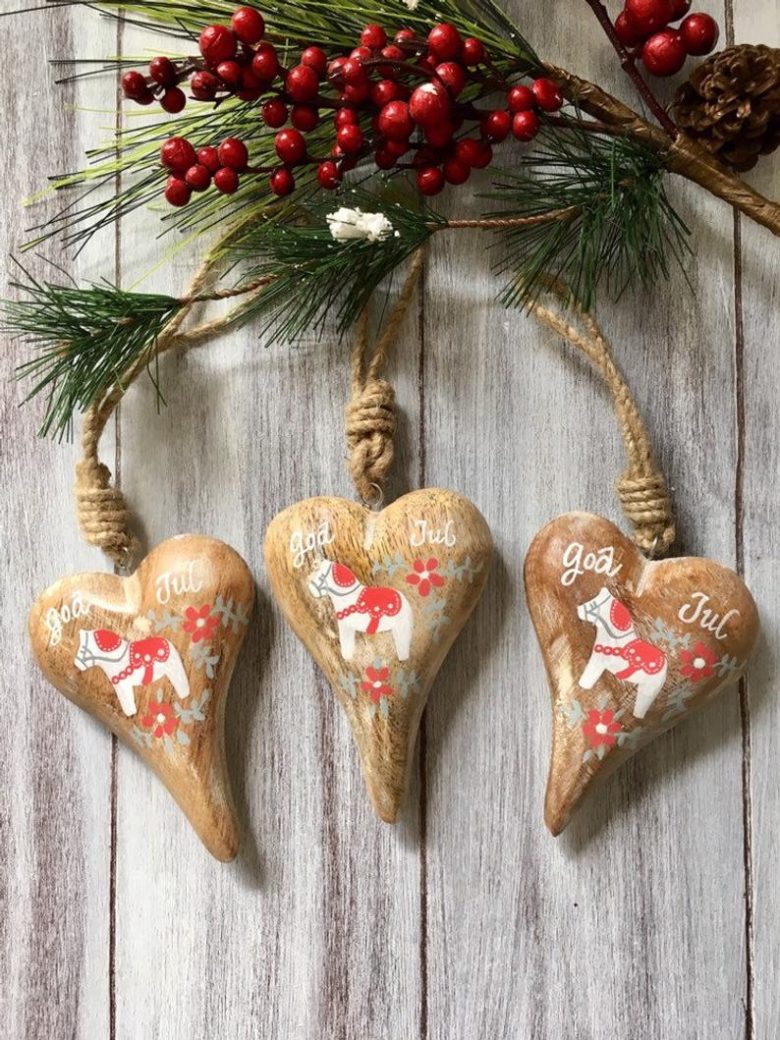 decorazioni-natalizie-scandinave-cuori-legno