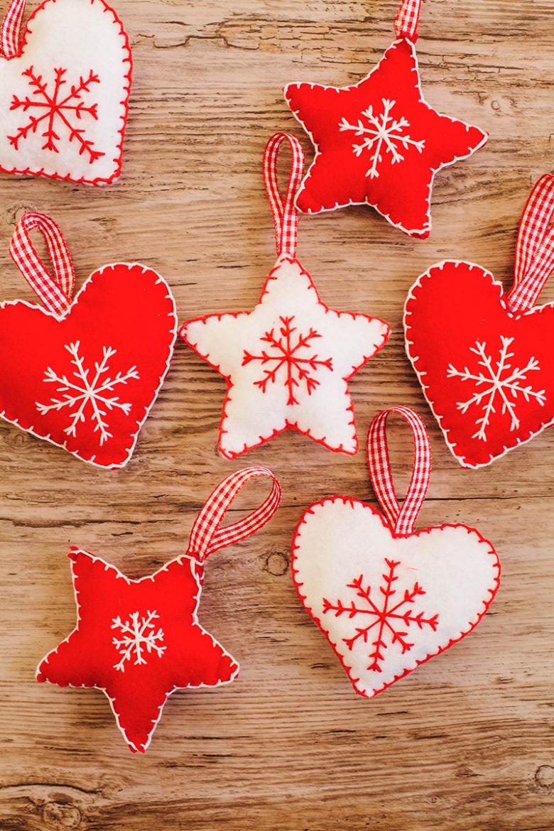 decorazioni-natalizie-scandinave-cuori-stoffa